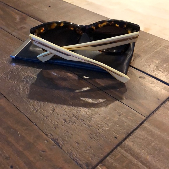 Authentic Fendi sunglasses - Picture 8 of 8